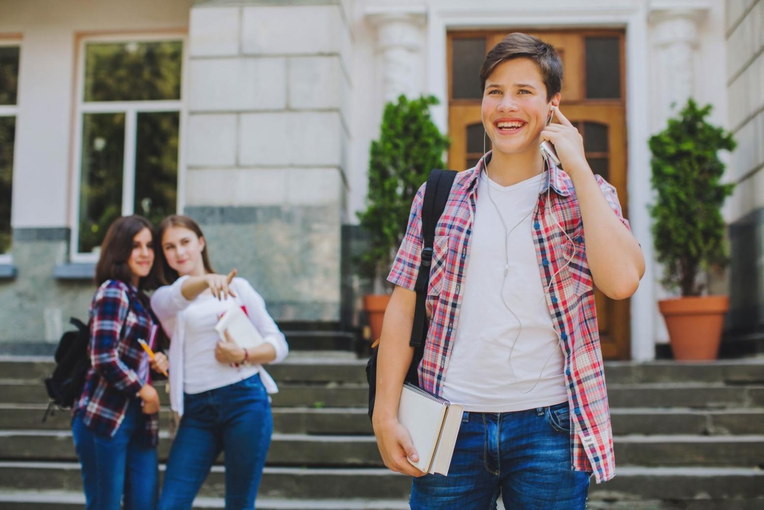 Groupe d'étudiants collaborant sur des exercices pratiques d'analyse financière